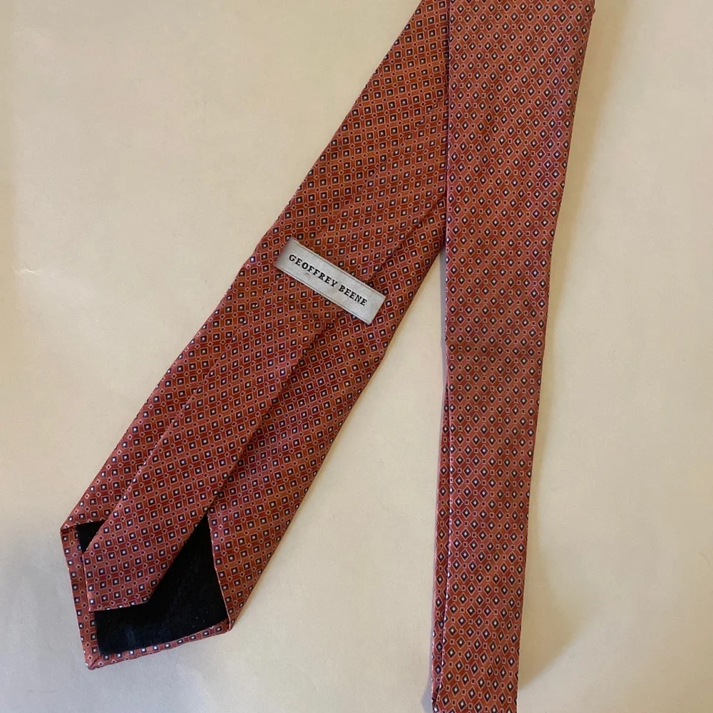 GEOFFREY BEENE Coral Print Mens 100% Silk Neck Tie $45 EUC
